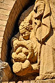 Volterra. Dettaglio del gruppo scultoreo posto sulla parete dell'Oratorio dell'Addolorata (piazza San Giovanni).